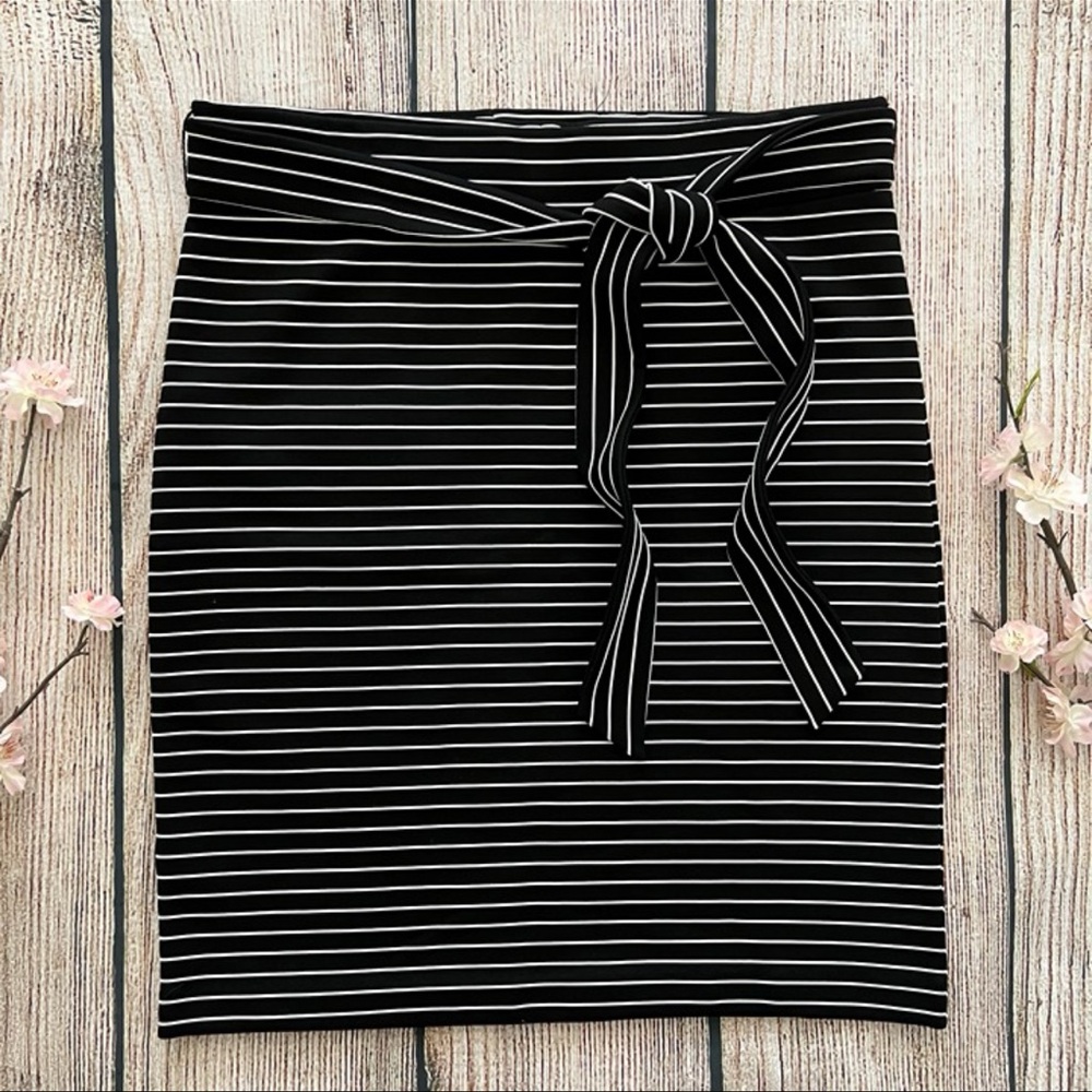 B1 -- NWT black white LOFT PETITE striped belted women's stretch short skirt XSP